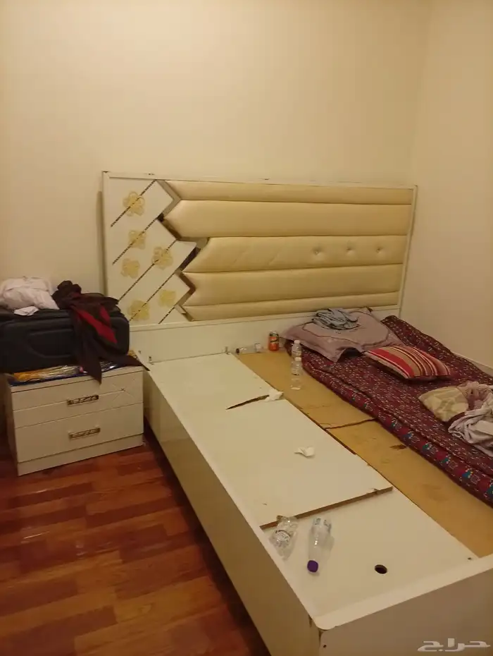 غرفة نوم مكونه من سرير نوم ودولاب وتسريح فقط 500 ريال 0