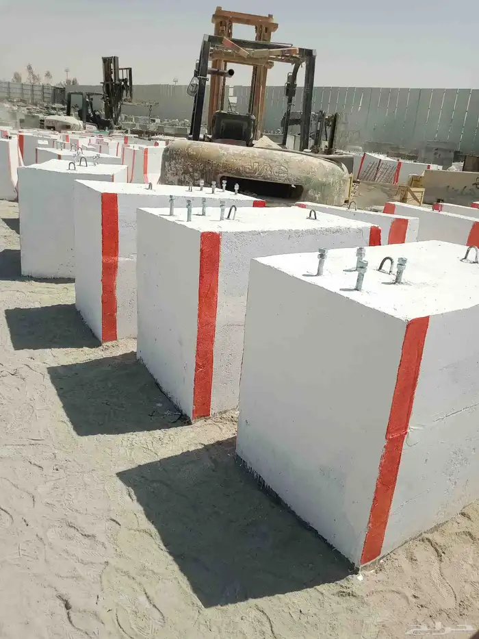 يوجد لدينا حواجز خرسانيه جهزه جميع انواع المقاصت اتوصل 9
