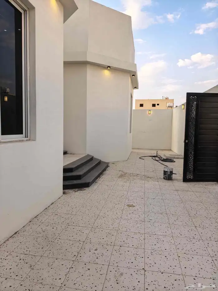 للبيع دور جديد مساحته 475م بمخطط المطار حي الأمير تركي 3