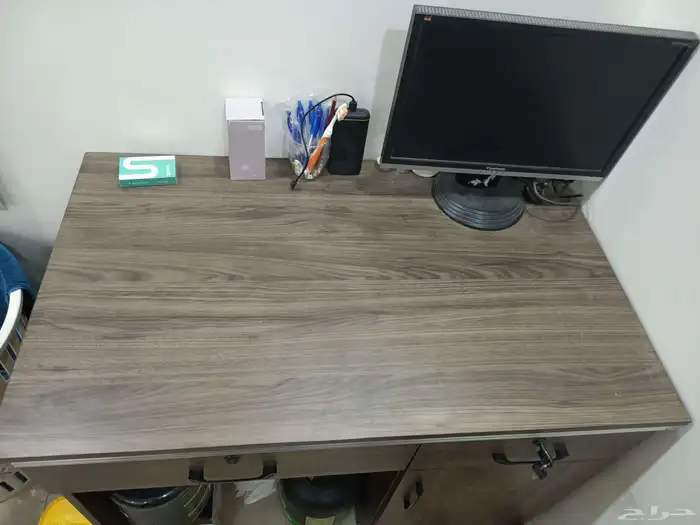 مكتب خشب نظيف جدا للبيع 1