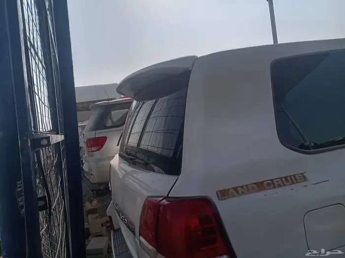 يوجد لدينا جميع انواع قطع غيار تشليح تيوته لندكلوز 3