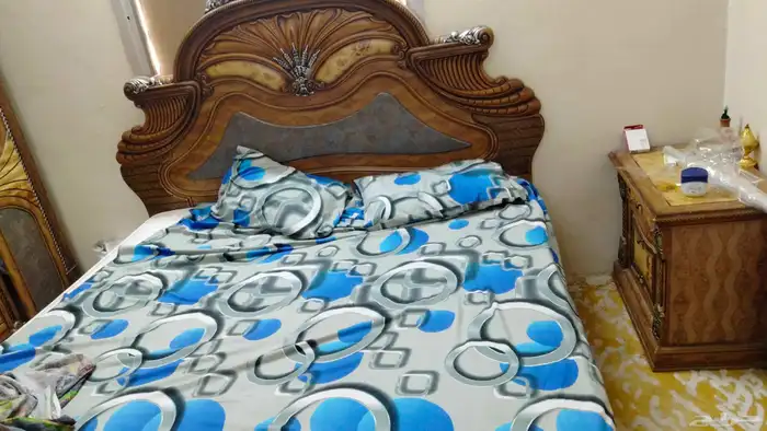 غرفه نوم للبيع سرير مع اتنين كمودينا مع تسريحه 0