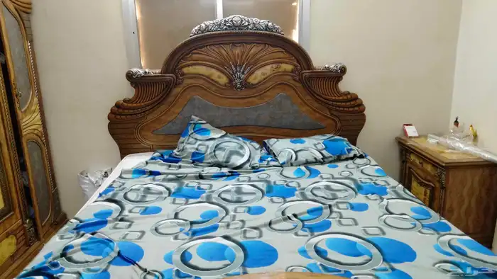 غرفه نوم للبيع سرير مع اتنين كمودينا مع تسريحه 2