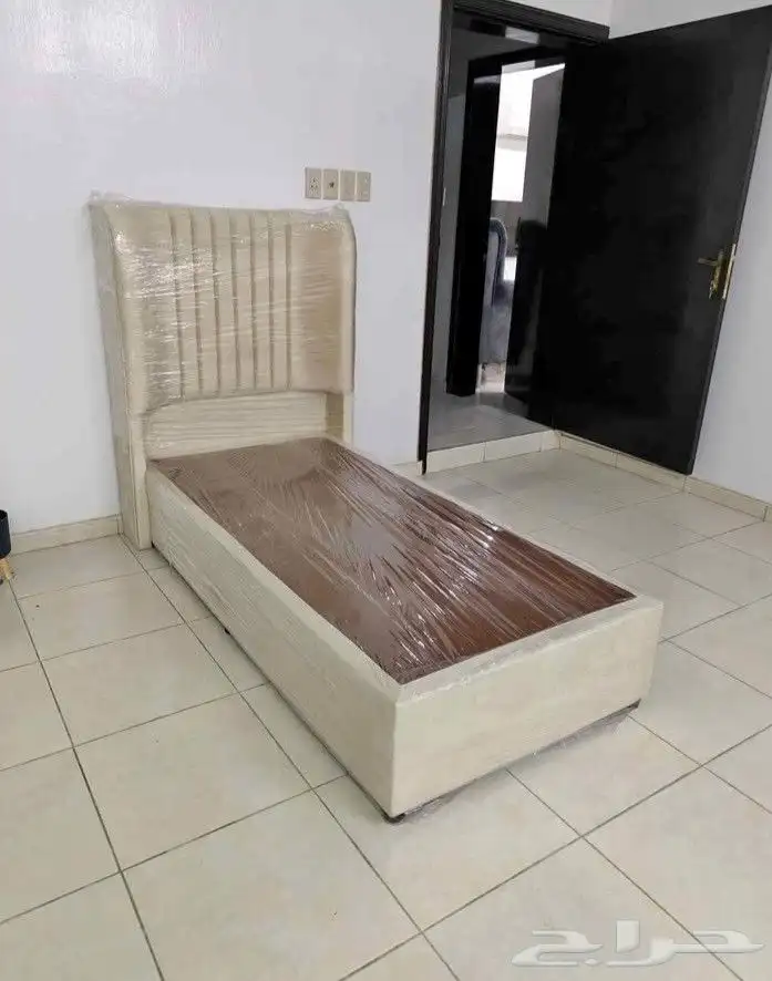 سرير خشب قماش مخمل جديد ونظيف 1