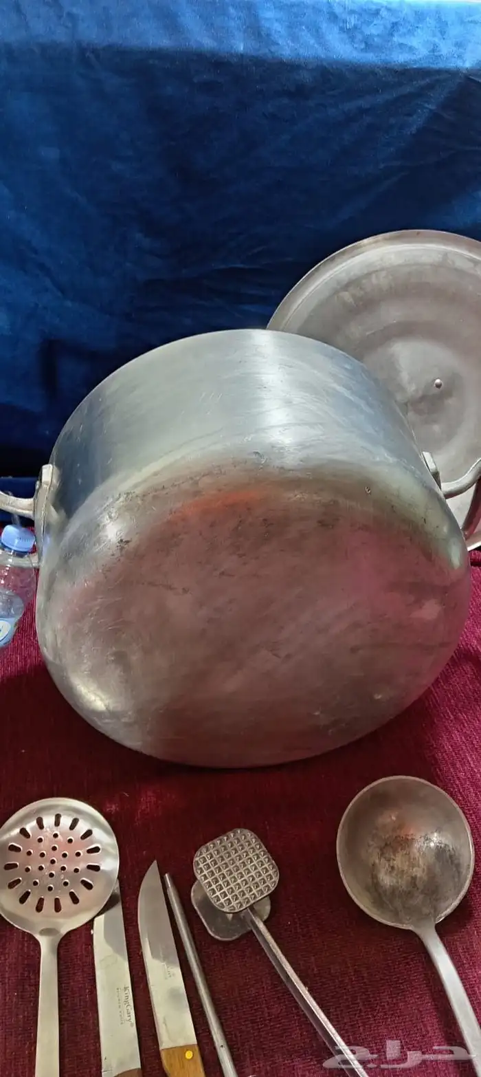 قدور معدن مع مغارف 7