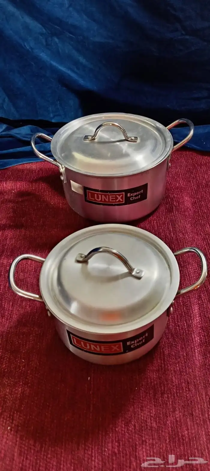 قدور معدن مع مغارف 10