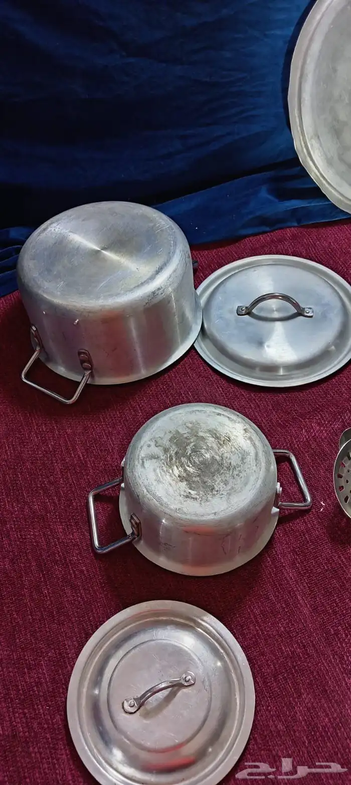 قدور معدن مع مغارف 16