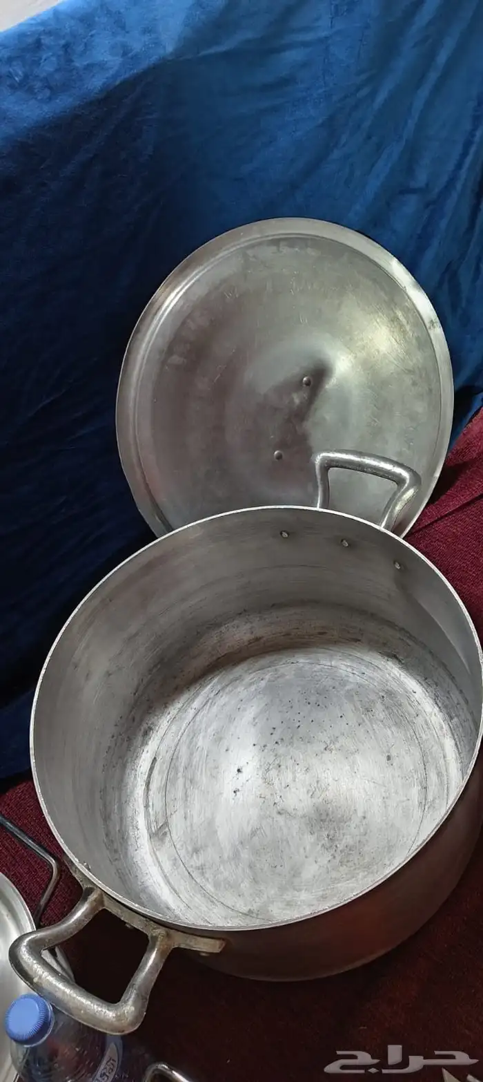 قدور معدن مع مغارف 2