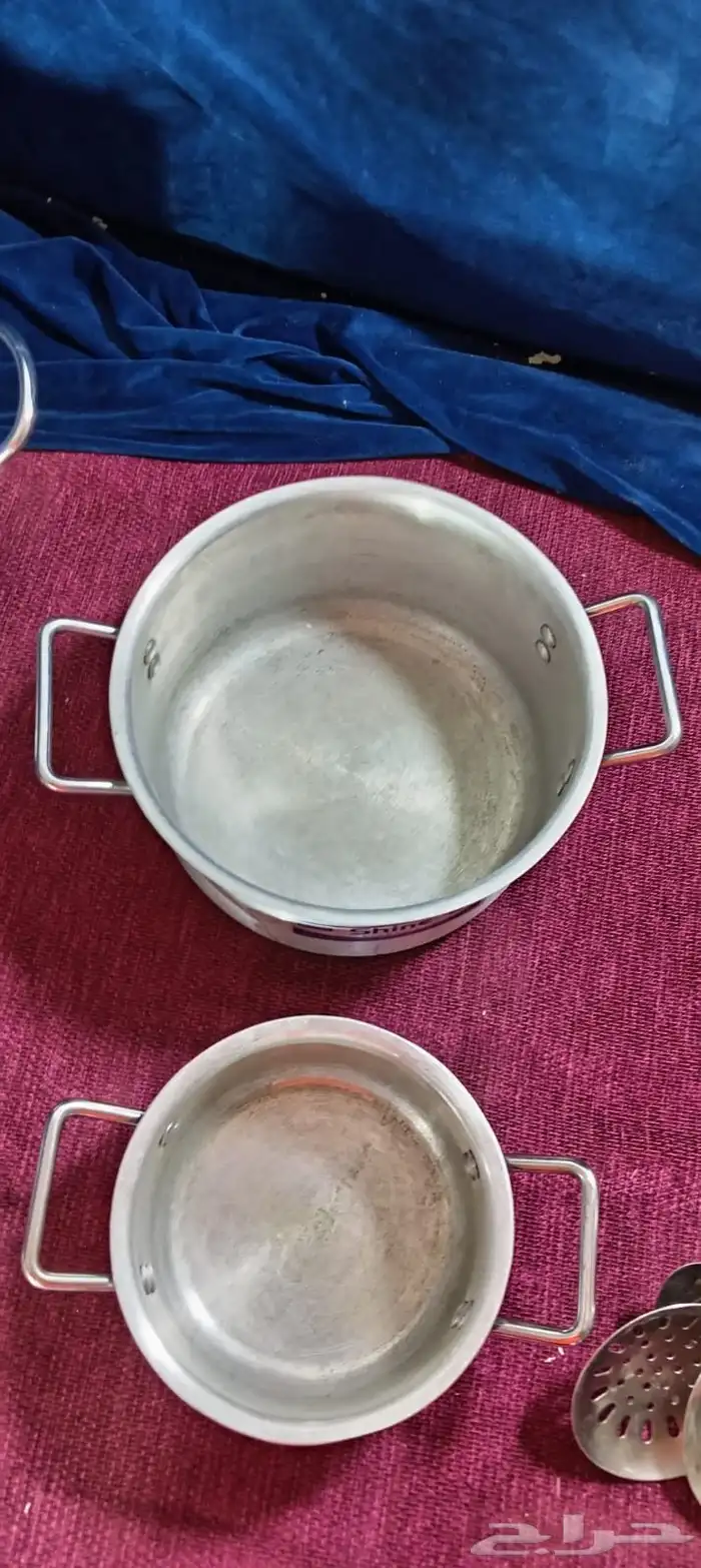 قدور معدن مع مغارف 17