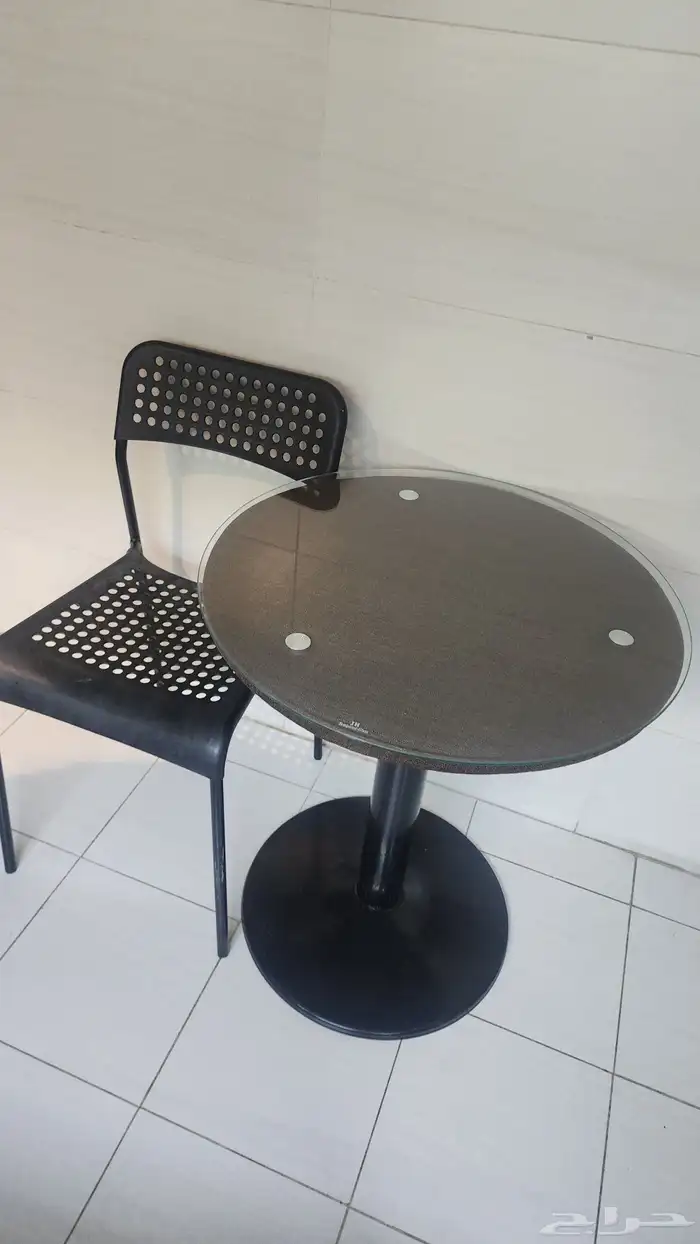 طاولة وكرسي 0