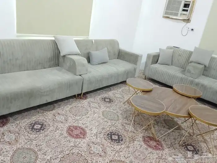 للبيع كنب شبه جديد مع طاولات 5 قطع 1