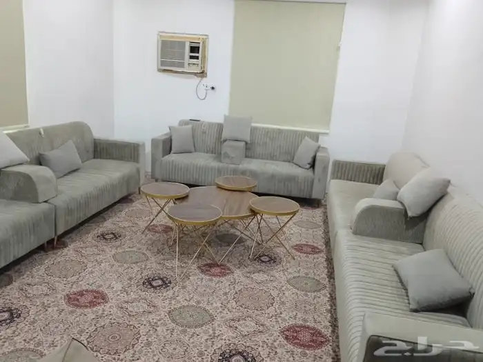 للبيع كنب شبه جديد مع طاولات 5 قطع 0