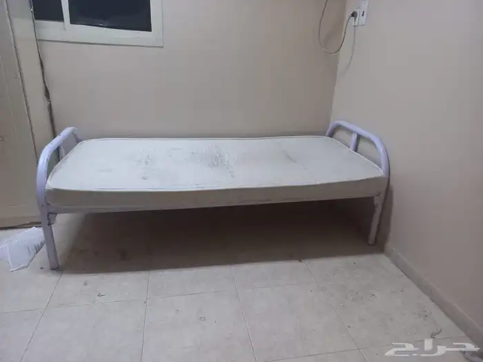 اغراض للبيع عدد 2سرير حديد للبيع مع المرتبه وخزانه ملابس 2