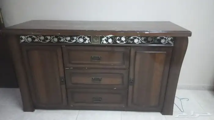 اغراض للبيع عدد 2سرير حديد للبيع مع المرتبه وخزانه ملابس 1