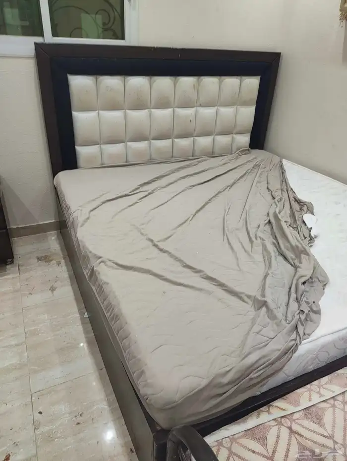 غرفة نوم( سرير كبير   مرتبة جديدة  2 كومدينو  تسريحة) 0