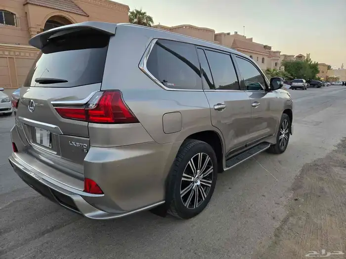 لكزس LX570 موديل 2018 4