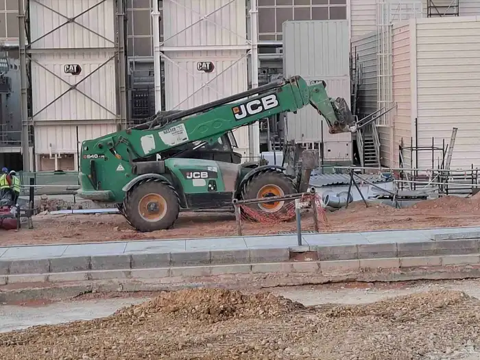 متوفر للايجار رافعه عشره طن وتيليهندر فركلفت ببكاتات 9