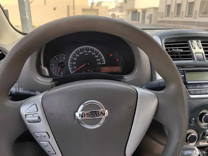نيسان سيارة صني 8