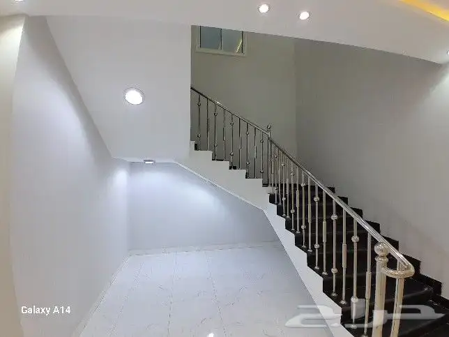 للبيع روف علوي مع ملحق تشطيب راقي قرب نادي ضمك خلف المطار 12