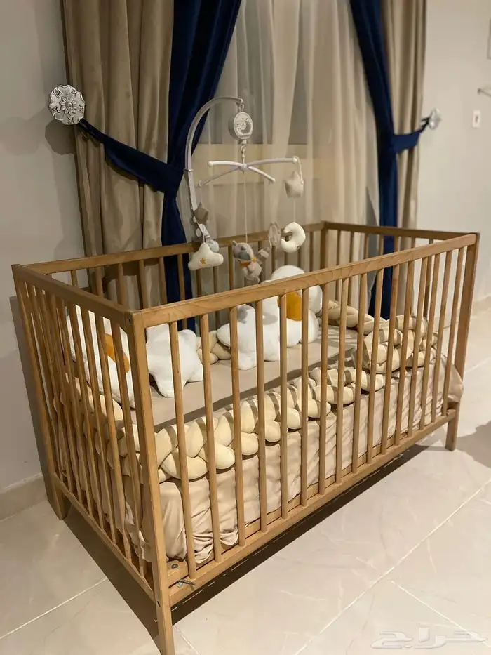 سرير من (إيكيا) مع اغراضها 0