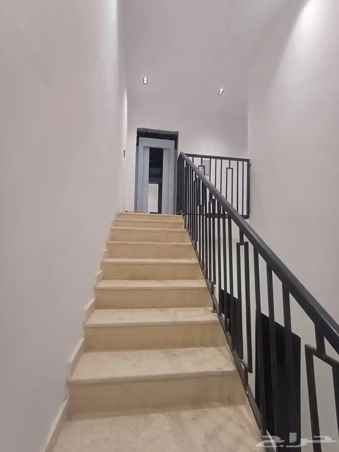 للبيع شقه مع سطح حي الرمال ريبال 0