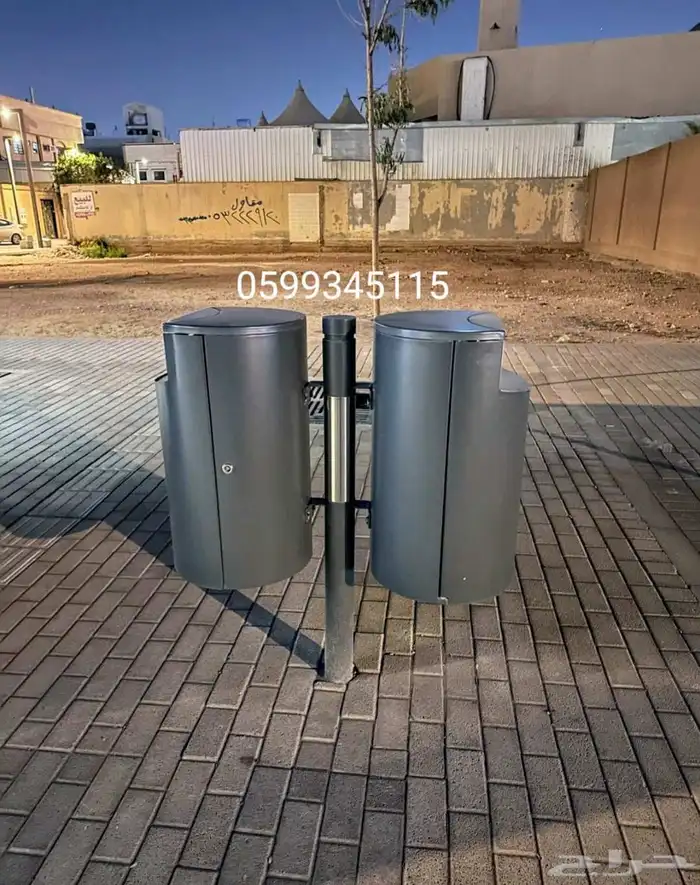 علب القمامة الصناعية مثبتة على عمود معدني تثبت على الجدار 1
