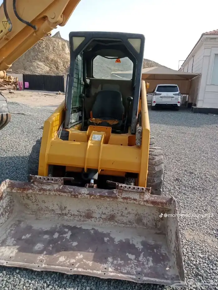 ابو فارس لجميع المعدات الثقيله للايجار يومي شهري سنوي الرياض 4