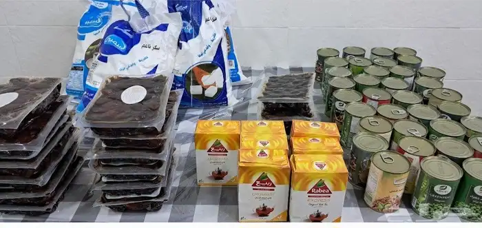 يوجد مجموعة من والسكر والمعلبات والمكرونه والتمور 0
