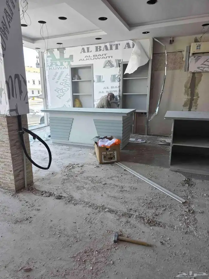 للبيع طاولات خشب ودواليب مستعمل 8