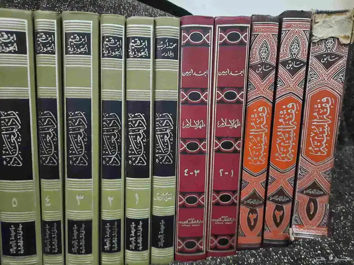 كتب دين ولغه وشعر وادب مستخدمه نظيفه للبيع. 1