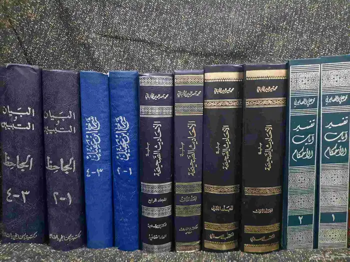كتب دين ولغه وشعر وادب مستخدمه نظيفه للبيع. 2