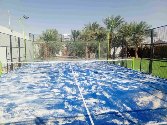 فني تركيب ملاعب بادل بالمملكة العربية السعودية 0