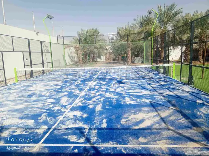 فني تركيب ملاعب بادل بالمملكة العربية السعودية 1