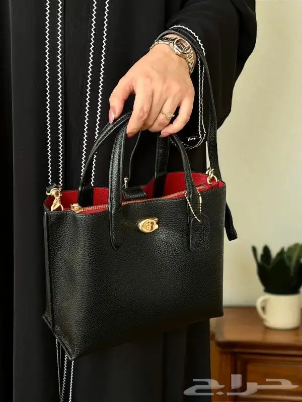 يوجد لدينا جميع انواع الشنط جمله وقطاعي 1