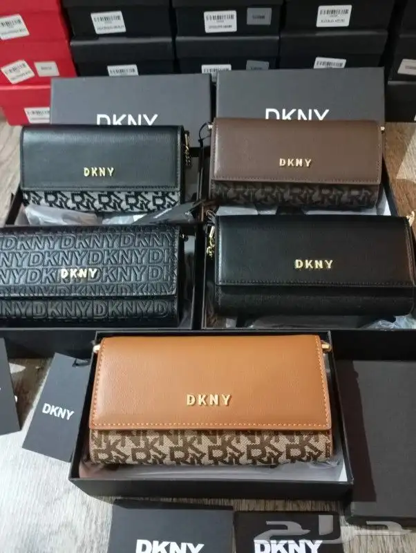 يوجد لدينا جميع انواع الشنط جمله وقطاعي 0