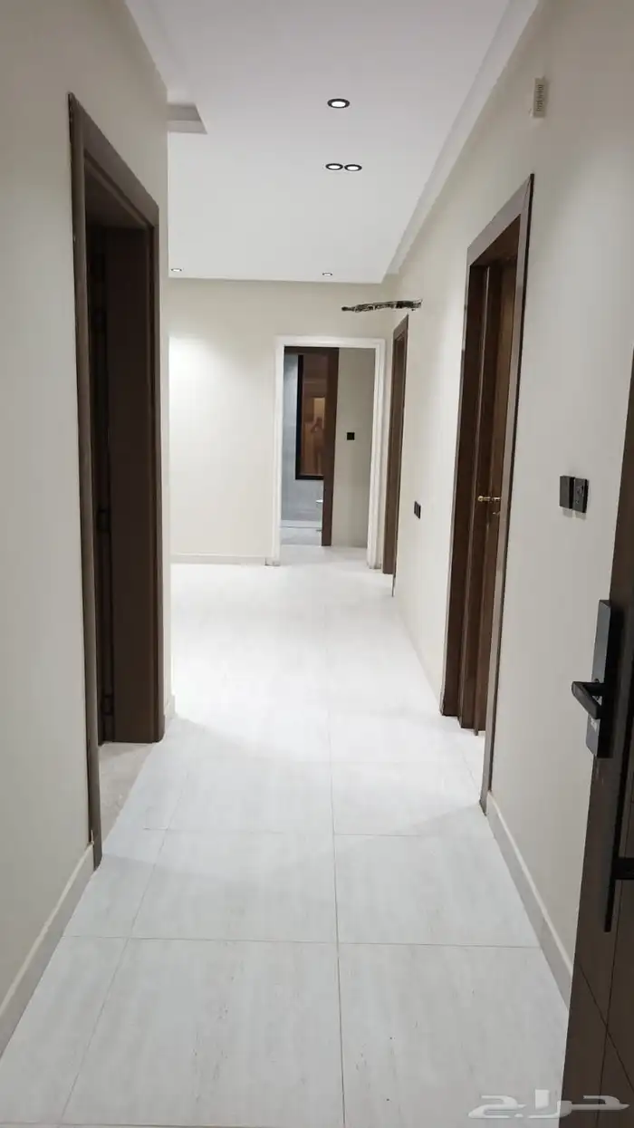 شقه للبيع في حي الروضه جده 4 غرف 3