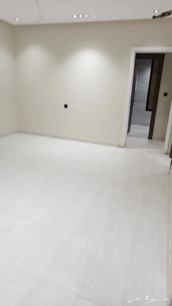 شقه للبيع في حي الروضه جده 4 غرف 5