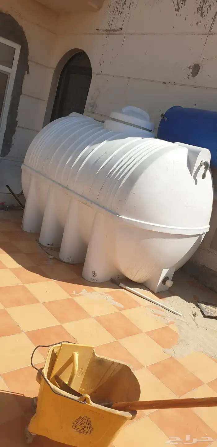 عدد 2 خزان ماء صالحة بدون تهريب الابيض 4000L والبيج 2000L 0