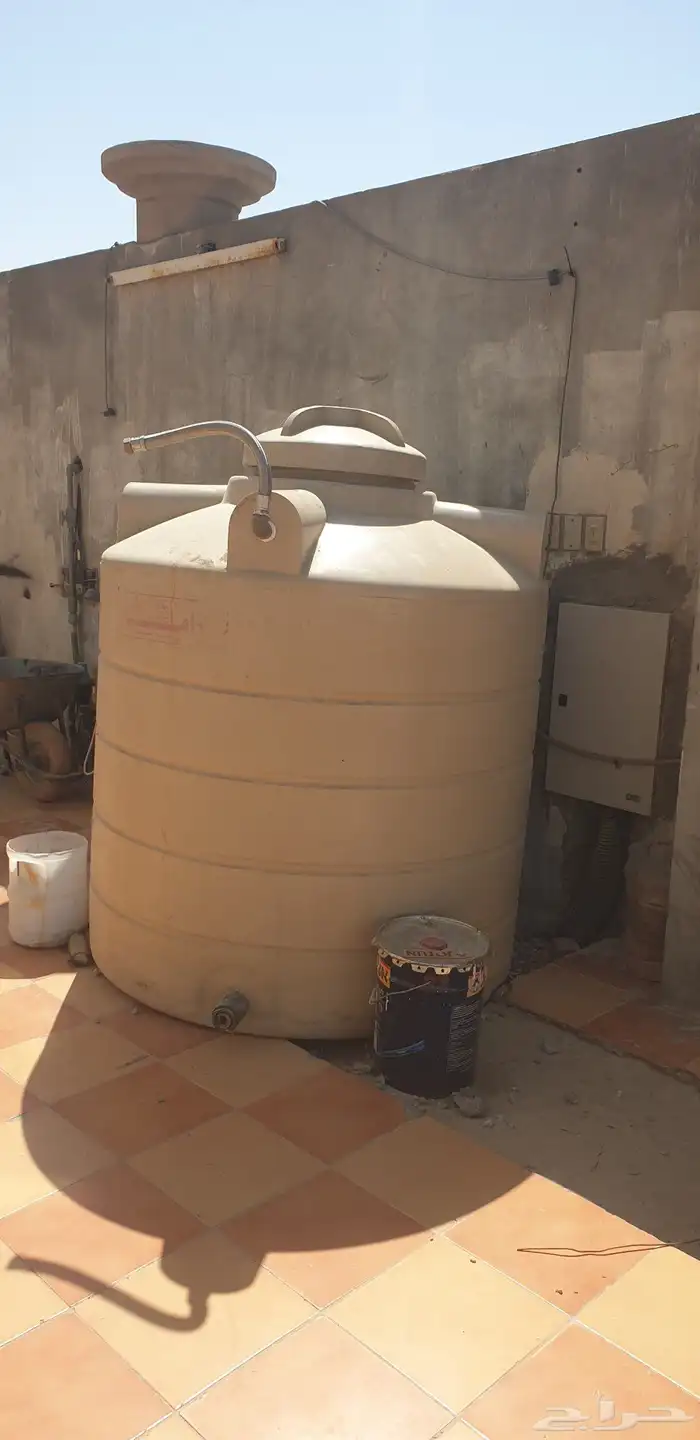 عدد 2 خزان ماء صالحة بدون تهريب الابيض 4000L والبيج 2000L 1