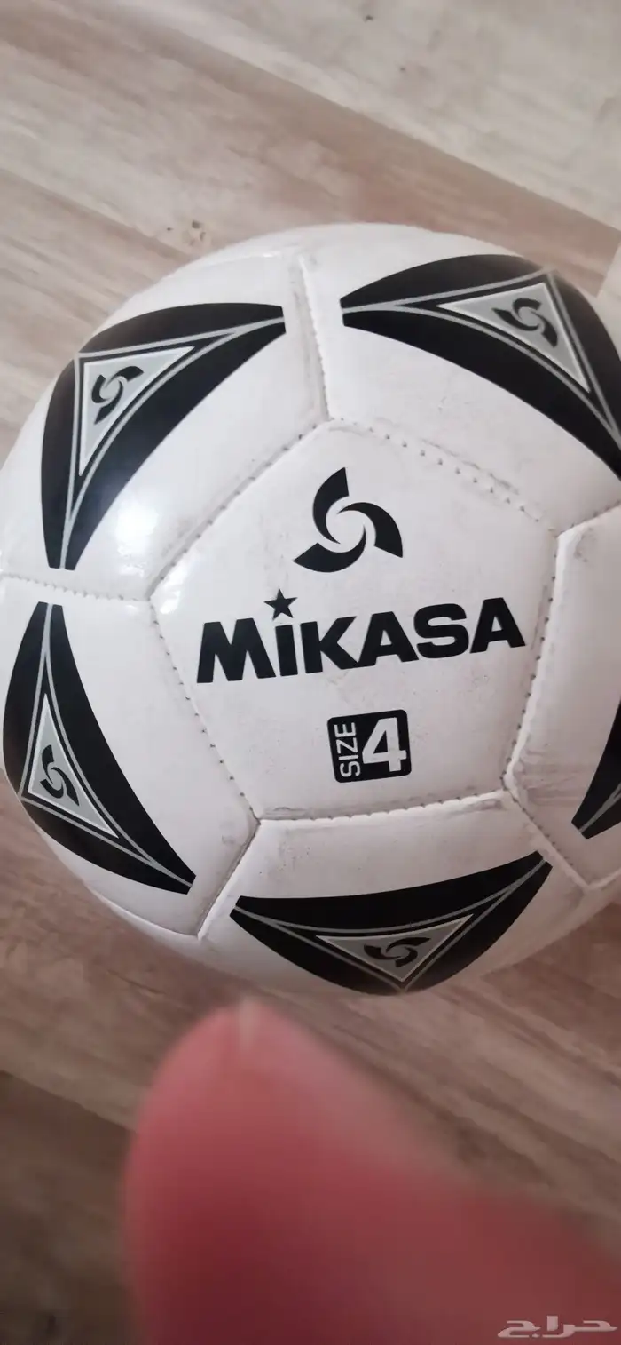 كورة Mikasa مستعملة لمدت يومين فقط المقاص 4 4