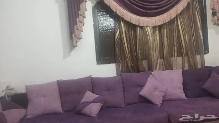 مجلس نظيف مع الطاولات والستاير 1