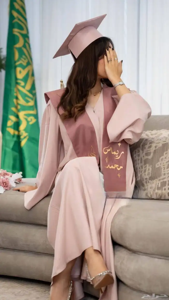 تفصيل عبايات تخرج 2025 بتطريز الاسم حسب الطلب خصم للكميات 2