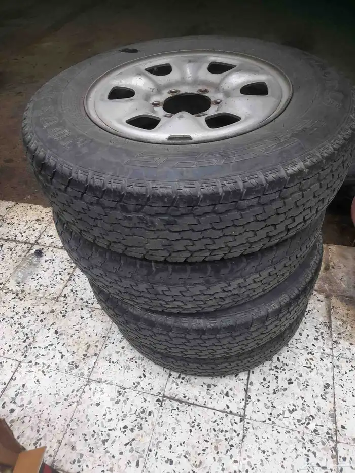كفرات مع جنوط نظيفه جدا كما موضحه في الصور 1