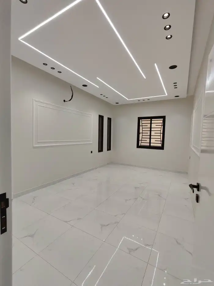 للبيع بحي الاسكان شقق علويه ب 550 الف تشطيب vip 9