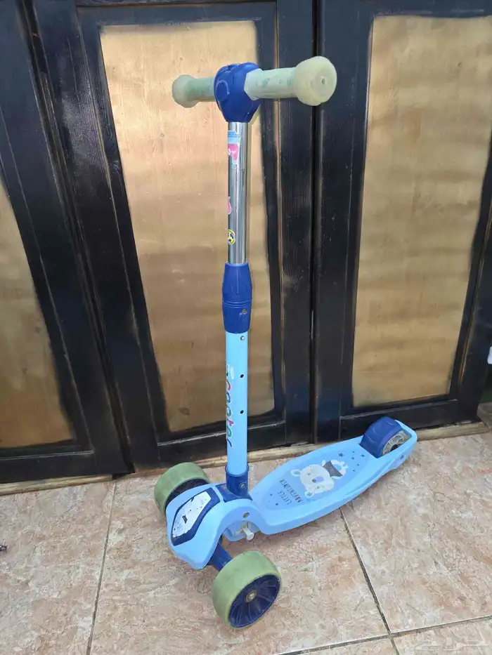 اسكوتر بحاله جيده نوع قوي التحمل يصلح من عمر 3 الي 8 2