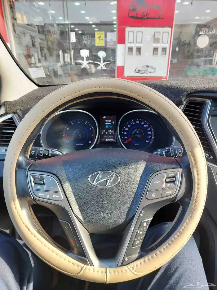Hyundai Grand Santa Fe 2015 (full options) 3