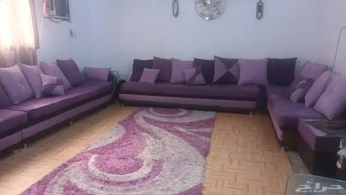 مجلس نظيف مع الطاولات والستاير 3