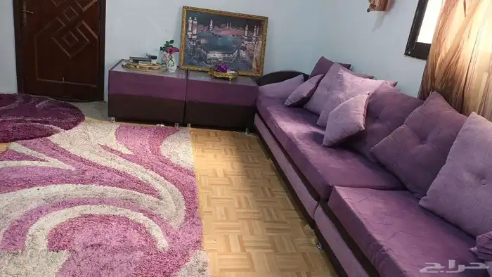 مجلس نظيف مع الطاولات والستاير 2