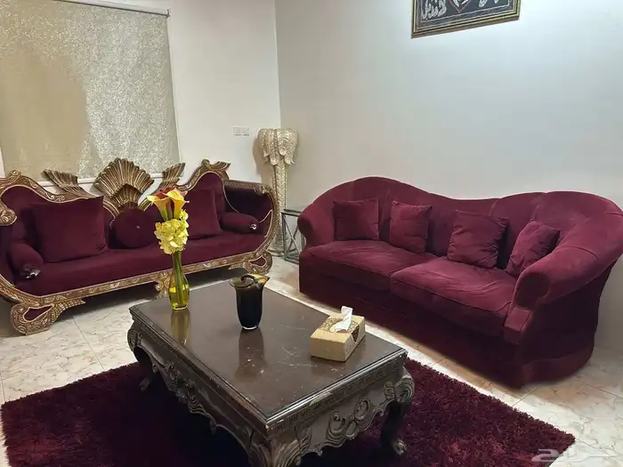 كنب للبيع نظيف مع طاولاته 2