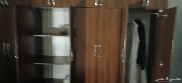 نقود قديمة و خزانة ملابس وكمبيوتر 3